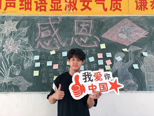 1633429329380933.jpg 同學(xué)們手持國(guó)慶標(biāo)語(yǔ)拍照留念 (1).jpg