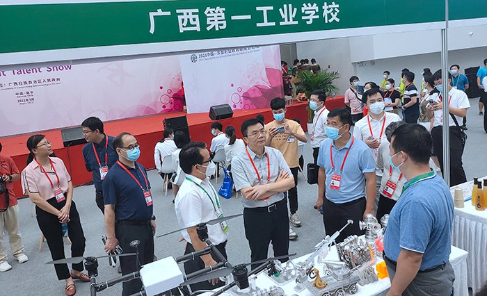 1633657995502355.jpg 自治區(qū)教育廳副廳長黃雄彪(中)、自治區(qū)教育廳職業(yè)教育與成人教育處處長覃壯才(右)參觀我校展位.jpg