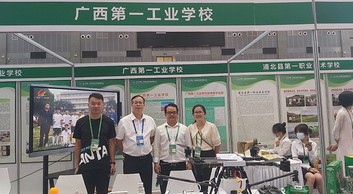 1633658058801110.jpg 黃杰品校長(左二)到學校展位指導工作.jpg