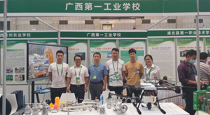 1633658074910257.jpg 李健副校長(左三)到我校展位指導工作.jpg