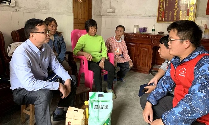 校長、黨委副書記黃杰品（左一）走訪慰問監(jiān)測戶.jpg