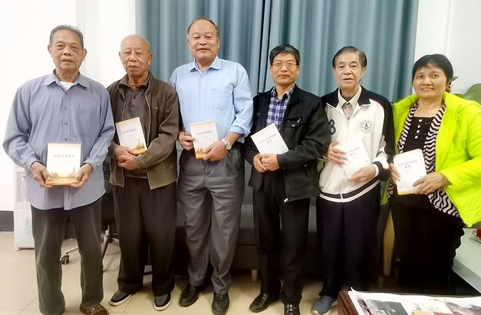 1635923038315932.jpg 學(xué)校黨委為退休老黨員“送學(xué)上門”.jpg