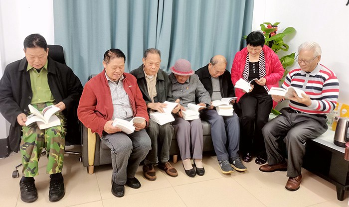 1635923060343765.jpg 退休老黨員們正在認(rèn)真閱讀黨史書籍.jpg