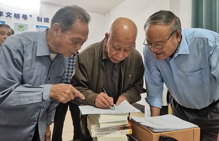 1635923085298965.jpg 學(xué)校黨委為退休老黨員“送學(xué)上門” (2).jpg