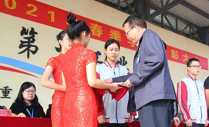 1637168656572278.jpg 校長黃杰品(左二)為獲獎學生頒獎.jpg