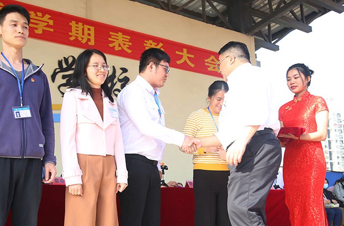 1637168669463878.jpg 黨委書記張海林(右二)為獲獎教師頒獎.jpg