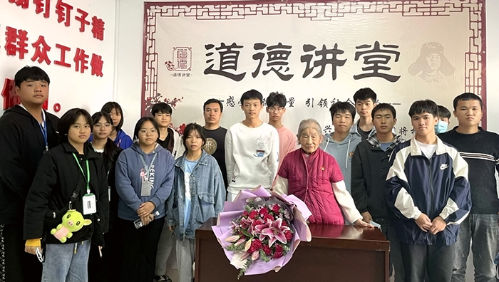 1640161806638326.jpg 02-學(xué)校團(tuán)員青年與周時(shí)華老戰(zhàn)士合影.jpg