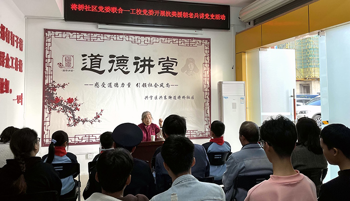 1640161840424334.jpg 01-周時(shí)華老戰(zhàn)士在與同學(xué)們分享抗美援朝戰(zhàn)場(chǎng)上的故事.jpg