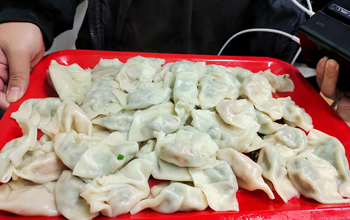 同學(xué)們用心制作的餃子.jpg