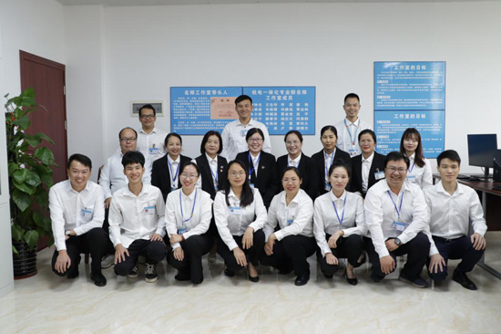 1642298157236967.jpg 機(jī)電一體化專(zhuān)業(yè)群名師工作室部分成員.jpg