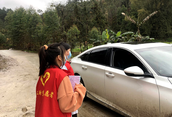 （8）20會(huì)計(jì)1班廖芳仙（左）在崇左市天等縣上映鄉(xiāng)寶貫村寶屯   協(xié)助村委掌握群眾需求，做好外來(lái)人員登記掃碼 體溫測(cè)量，信息收集 。.jpg