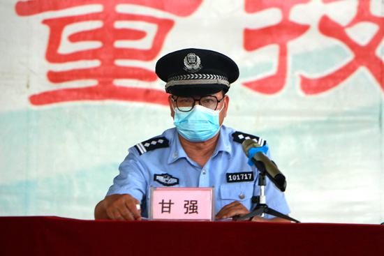 1.邕武派出所警官、學(xué)校法制副校長甘強.jpg