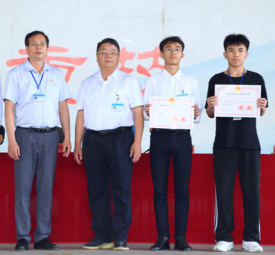 2.學校領導黃杰品（左一）、張海林（左二）為榮獲“2021—2022學年度中等職業(yè)教育國家獎學金”學生（右一：覃宇平 ，右二：林金釗）頒獎.jpg