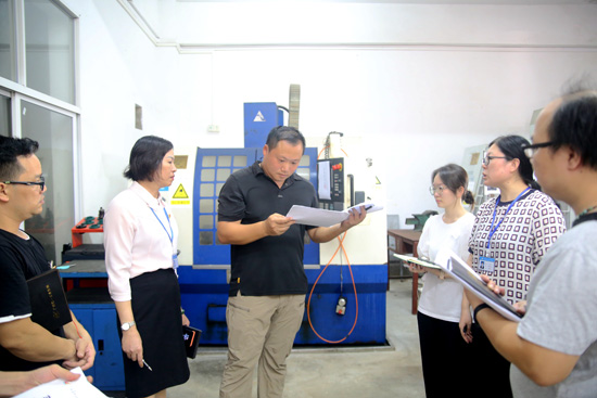 1655973451328009.jpg 2.專(zhuān)家組現(xiàn)場(chǎng)檢查實(shí)訓(xùn)室.jpg