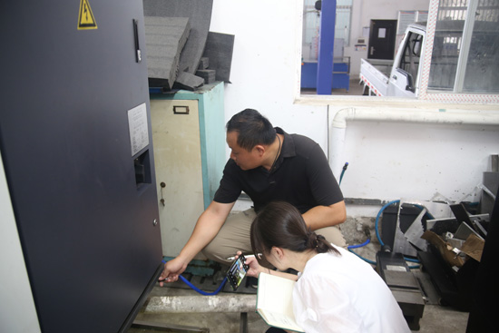 1655973463306329.jpg 3.專(zhuān)家組現(xiàn)場(chǎng)檢查實(shí)訓(xùn)室.jpg