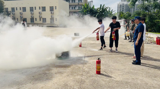 4.學(xué)生在消防指戰(zhàn)員的指導(dǎo)下進(jìn)行滅火器實(shí)操訓(xùn)練.jpg
