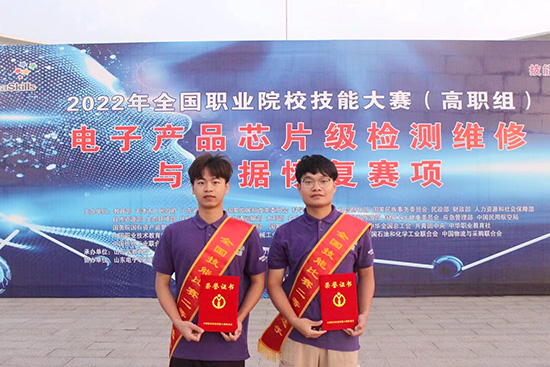 2. 梁健勇（左）榮獲國賽二等獎.jpg