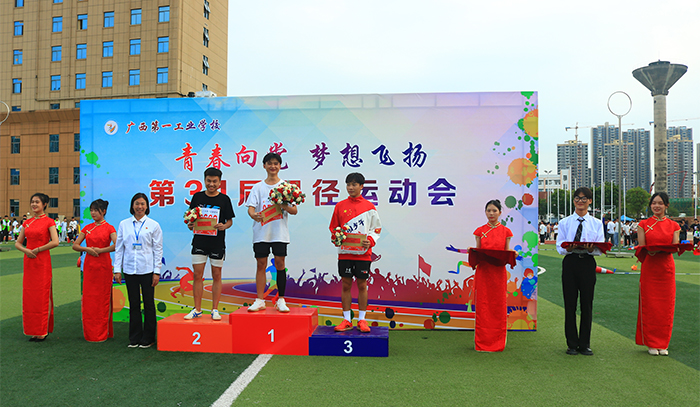 11. 2021級跨境電子商務(wù)專業(yè)張如帥打破男子100米、200米校運會記錄（圖為正在沖刺）.JPG