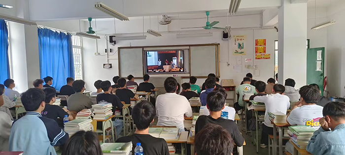 1684401530895005.jpg 04.學生在教室收看講座直播.jpg