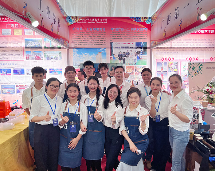 16.參加梧州職業(yè)學院舉辦的廣西2023年職業(yè)教育活動周主題展示的師生代表.jpg