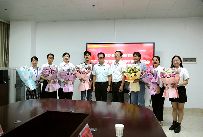 8.座談會(huì)上，教師代表與廳領(lǐng)導(dǎo)、校領(lǐng)導(dǎo)合影.jpg