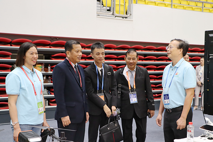 1695035109950087.jpg 3.學校領導在向緬甸外賓介紹.jpg