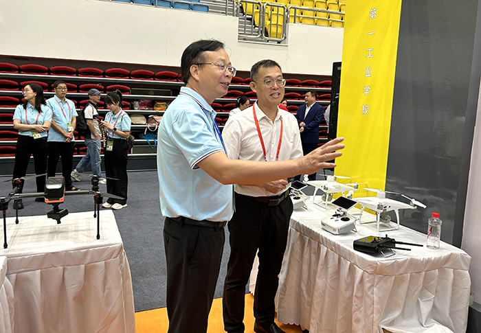 1695035166641616.jpg 5.學校領導(左)與嘉賓交流.jpg