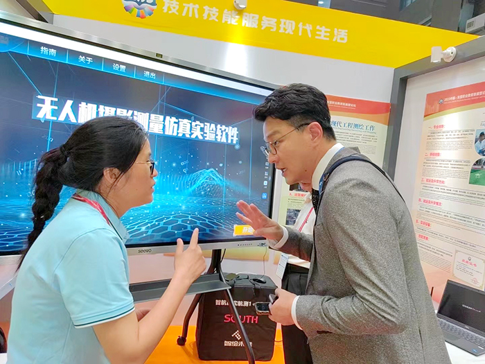 1695035185583699.jpg 6.學校教師(左)在與觀眾交流.jpg