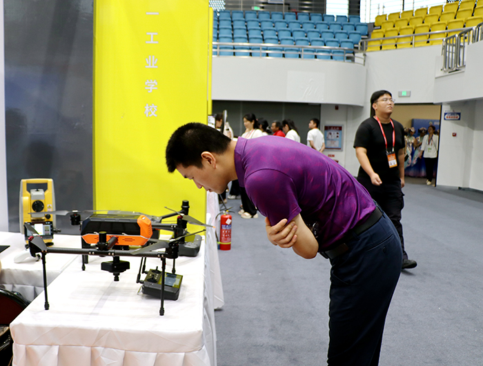 1695035203583156.jpg 7.觀眾在認真觀看.jpg