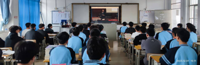 圖二 學(xué)生在教室觀看艾滋病知識(shí)宣傳講座直播.png