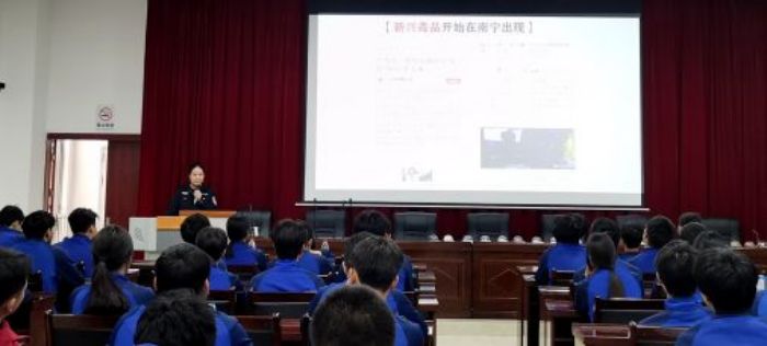 圖三 腰塘派出所黃如嫄警長(zhǎng)開展禁毒教育講座.jpg