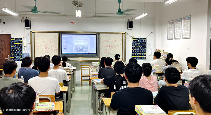 2 各班學(xué)生參加開展心理讀書會活動.jpg