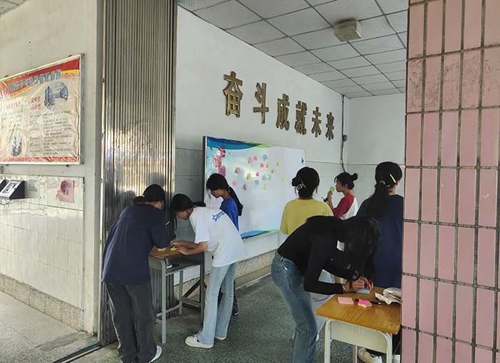 5  同學(xué)們參與心語墻活動.jpg